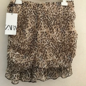 Kjol från Zara - Helt ny oanvänd kjol från Zara. Nypris 359kr