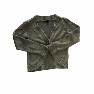 Grön kofta  - Grön kofta med en knapp. Bra skick. Storlek M men passar även större och mindre. Lite oversized på mig, brukar ha xs. Fraktar eller möts i Umeå!🫧