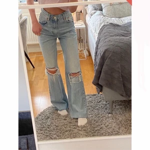 Jeans från zara - Säljer ett par jeans från zara, dom är köpta från Tise men då dom inte kommer till användning så säljer jag dom🫶🏻 pris kan diskuteras