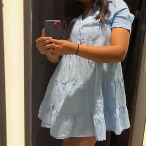 Zara - Säljer nu min jötte fina klänning från zara i en jätte fin blå färg som länge har varit min favorit men inte känner längre passar mig eller till användning i min garderob 