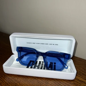 CHIMI 004 - Säljer ett par superfina solglasögon från chimi i modellen 004 acai ( blåa) fint skick, inga repor, fodral och duk medföljer. Har för mig att färgen i denna modell har utgått ur deras sortimentet för denna modell 