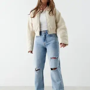 Säljer mina fina 90s high waist jeans från Gina Tricot. Petite, storlek 40. Endast använda 3 ggr!💙