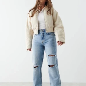 90s high waist jeans Gina Tricot 💙 - Säljer mina fina 90s high waist jeans från Gina Tricot. Petite, storlek 40. Endast använda 3 ggr!💙
