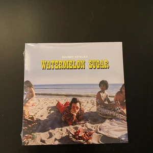Harry Styles vinyl - Säljer nu min Watermelonsugar vinyl, den är helt oanvänd och plasten finns kvar. Det kommer med olika bilder på Harry enligt internet. Hör av er till mig för pris🫶🏼
