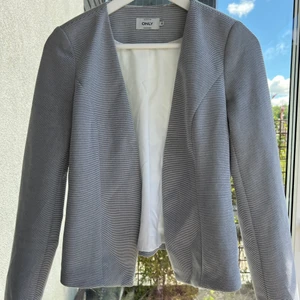 Randig kavaj marinblå och vitt - Fin kort kavaj som är figursydd. Strl 34