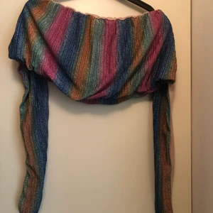 Glittrig halterneck topp - En super fin glittrig halterneck topp! Super somrig och fin. Säljer då jag råkade köpa den i stl L :/  