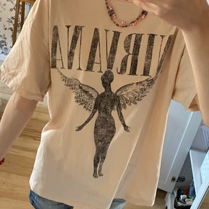 Nirvana t-shirt  - Nirvana t-shirt ifrån hm💗använd få gånger och alltså i väldigt bra skick, storlek M