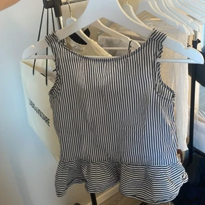 Zara topp - Säljer nu en super fin zara topp med rosetter i ryggen. Super fint skick. Fråga gärna för fler bilder. Säljer den då den blivit lite liten på mig😊