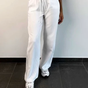 Kappahl’s vita byxor  - Det här e ett par vita byxor.Jag hade de i Spanien för ett år sen har använt de max 3 gånger.Vill sälja de för de passar inte mig lika jag längre 🥹 Köpte de för 200 säljer de för 90 😘 Om nån vill köpa passa på 