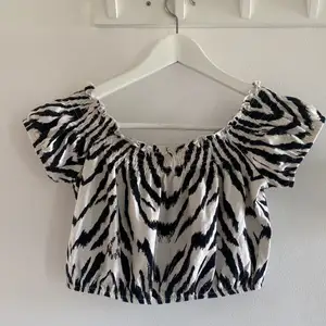 En söt topp med zebramönster, med armar som man kan ha uppe eller off shoulder!💗