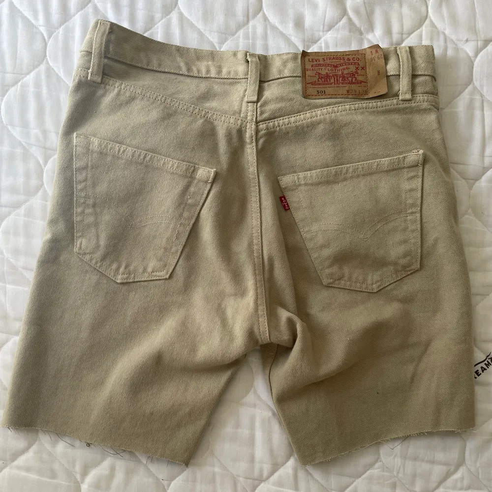 Shorts från Levis köpta secondhand🌸🍓 Lågmidjade midjemått ca 76cm. Shorts.