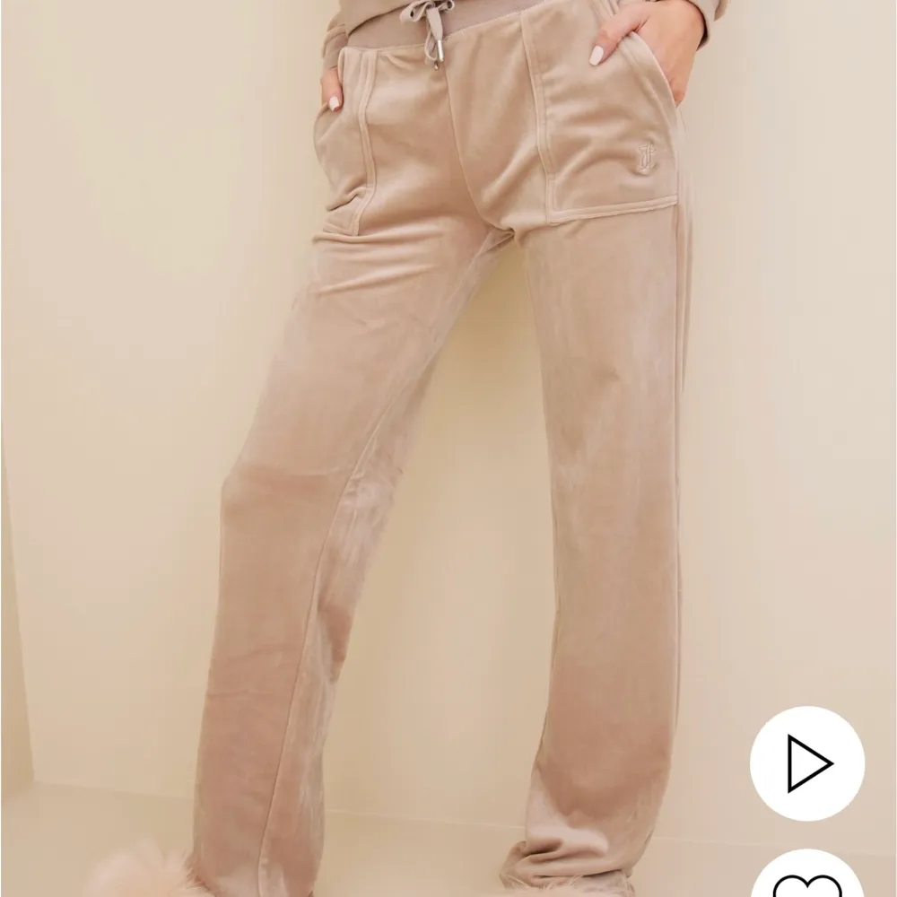 Byxor från Juicy Couture i färgen Taupe i storlek S! Säljer då dem bara används 1 gång . Jeans & Byxor.
