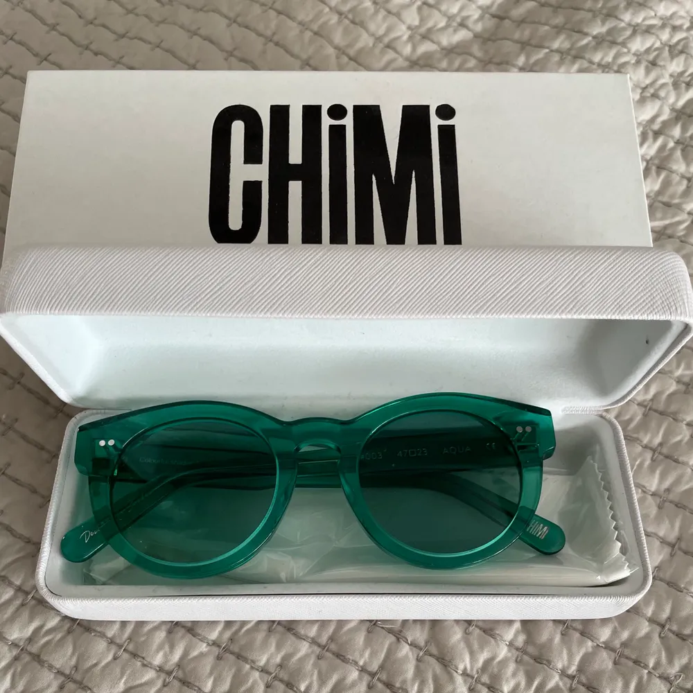 Chimi solglasögon i färgen aqua och modell 003. Har kvar den lilla ”påsen” man ska ha glasögonen i samt glasögon fodralet och förpackningen. . Accessoarer.
