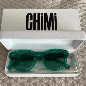 Chimi solglasögon i färgen aqua och modell 003. Har kvar den lilla ”påsen” man ska ha glasögonen i samt glasögon fodralet och förpackningen. 