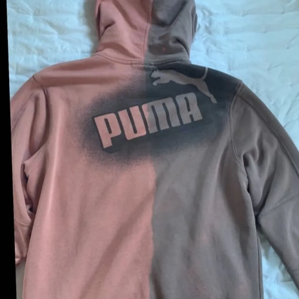 En omgjord zip hoodie från puma. Köpt från Phoenix and Freinds. Har en bra passform som passar alla. Färgen är en mörk rosa och en lila brun. Tröjor & Koftor.