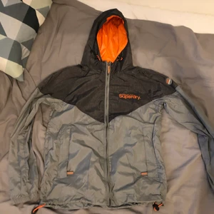 Superdry windbreaker small - Säljer en snygg vind jacka från SuperDry.. Knappt använd i storlek small