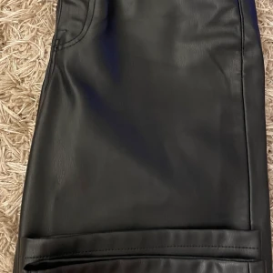 Skinnbyxor - Säljer ett par skinnbyxor som är i bra skick Dom är även lågmidjade. Jag har använt byxorna tre gånger. Säljer dom för 180kr inklusive frakt. ❤️