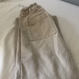 Zara  -  Beigea jeans med fransar.