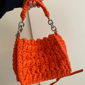 Flätad väska - Somrig väska i jättefin färg. Säljer då jag inte får användning för den❤️