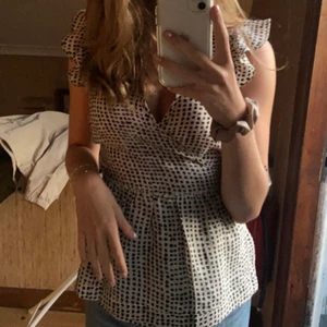 Omlott topp - Omlott topp med knyte i midjan HELT OANVÄND, från second female. 