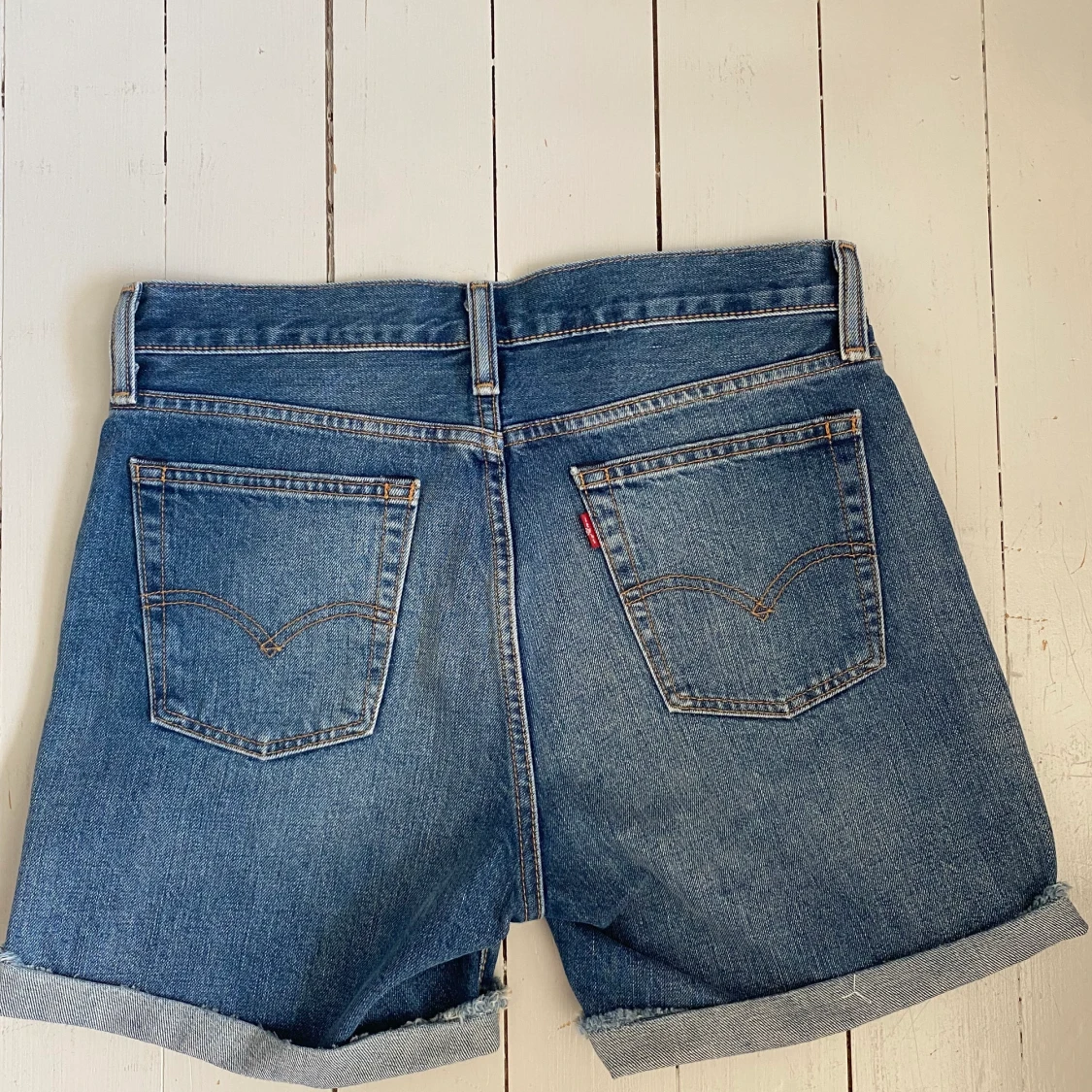 Mörkblåa midwaisted levi’s shorts - 90