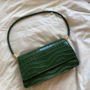 Grön väska  - Säljer denna fina väska pga kommer inte till användning. (Aldrig använd pappret är kvar i). Kan mötas upp i Linköping/Stockholm eller frakta men då står köparen för frakten! 💓