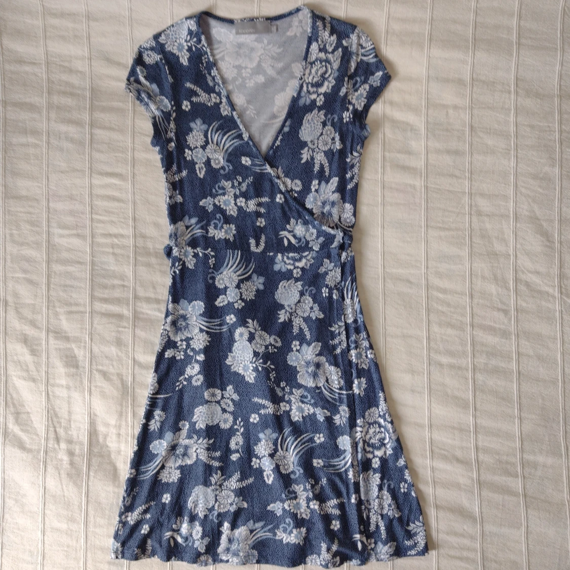 Blåvit mönstrad omlottklänning, storlek XS
