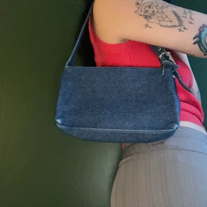 Minibag i jeanstyg - Mörkblå jeans-minibag. Fina silverspännen/detaljer. bra skick! frakt ej inkl i priset!