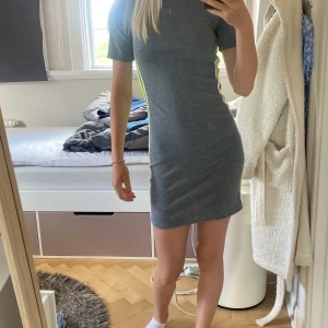 Smal ribbstickad klänning - Från hm, tajt modell. Väldigt skön, men kommer inte till användning 🥺