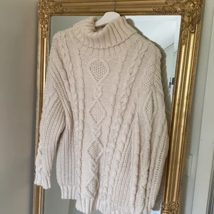 Stickad tröja  - En drömmig krämvit stickad tröja med krage. Använd nån gång. Supermjuk och skön, perfekt till kyligare väder! Hör av er vid frågor💕