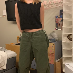 Svart stickad väst (kliar inte) - Stickad väst, känns inte stickad. Har klippt bort lappen men tror att det är storlek s och den är från hm