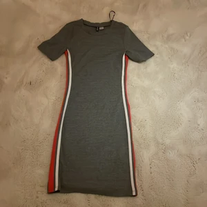 H&M - Säljer denna fina klänningen från H&M. Köptes för några år sedan men den har bara användigt den ca 6 gånger Köptes för ca 299kr Bra skick  Köparen står för frakten 