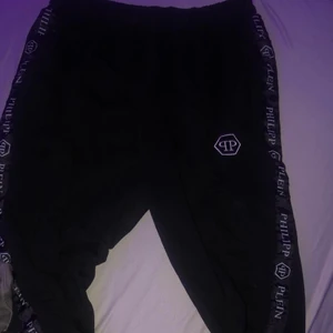 Mjukisbyxor - Fejk philip plein mjukisbyxor, dem ser helt nya ut förutom att ena fickan är sönder💕