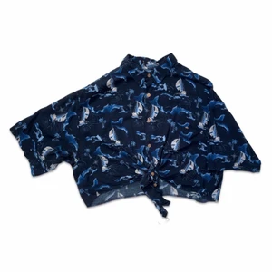 Skjorta  - Bra skick endast använda ett fåtal gånger, Skjorta men Hawaii motiv som är knytbar längst fram 