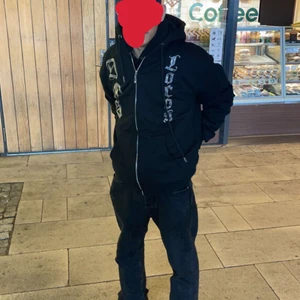 Dos locos - Säljer min dos locos tröja då den är för stor för mig nyskick nästan aldrig använd (alla pärlor sitter på) på första bilden är det min killkompis som fick prova den sen andra är jag. Tröjan sitter på båda tjej och killar