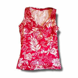 Röd topp - Jättefin röd topp med mönster från Esprit! 