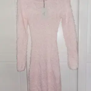 Gullig rosa klänning med fluff och öppen rygg, köpt på plick men tyvärr inte kommer till användning. Storlek S med lappen kvar.
