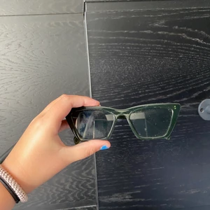 Other stories solglasögon   - Jag säljer mina solglasögon som har en mörk grön färg och är köpta för 250kr😍 hoppas någon vill köpa dessa fina solglasögon nu under sommaren❤️glasögona har små små repor på sidorna🤍