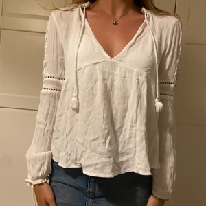 Vit blus med snygga detaljwr - Supersöt vit blus med snygga detaljer. Går att knyta i armarna. Vet tyvärr inte märke.