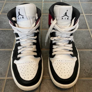 Jordan Air 1 Mid - Nikeskor, modellen Jordan Womans Air 1 Mid. (Vin)Röd, svart och vitfärgade. Använd skick, köpte de nya för 1199kr. Tvättar självklart upp snören osv innan jag skickar dem till köpare. Hör av dig för mer bilder, frågor / diskutering av pris.❤️