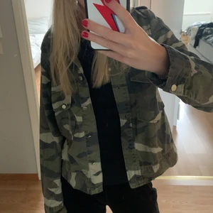 Kamouflage jacka - Kamouflage jacka i stl 36, skit snygg men brukar inte använda då jag har en liknande💚💚