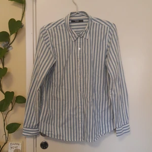Randig skjorta  - Randig skjorta från bikbok i väldigt gott skick. Skriv för frågor/mer info☀️
