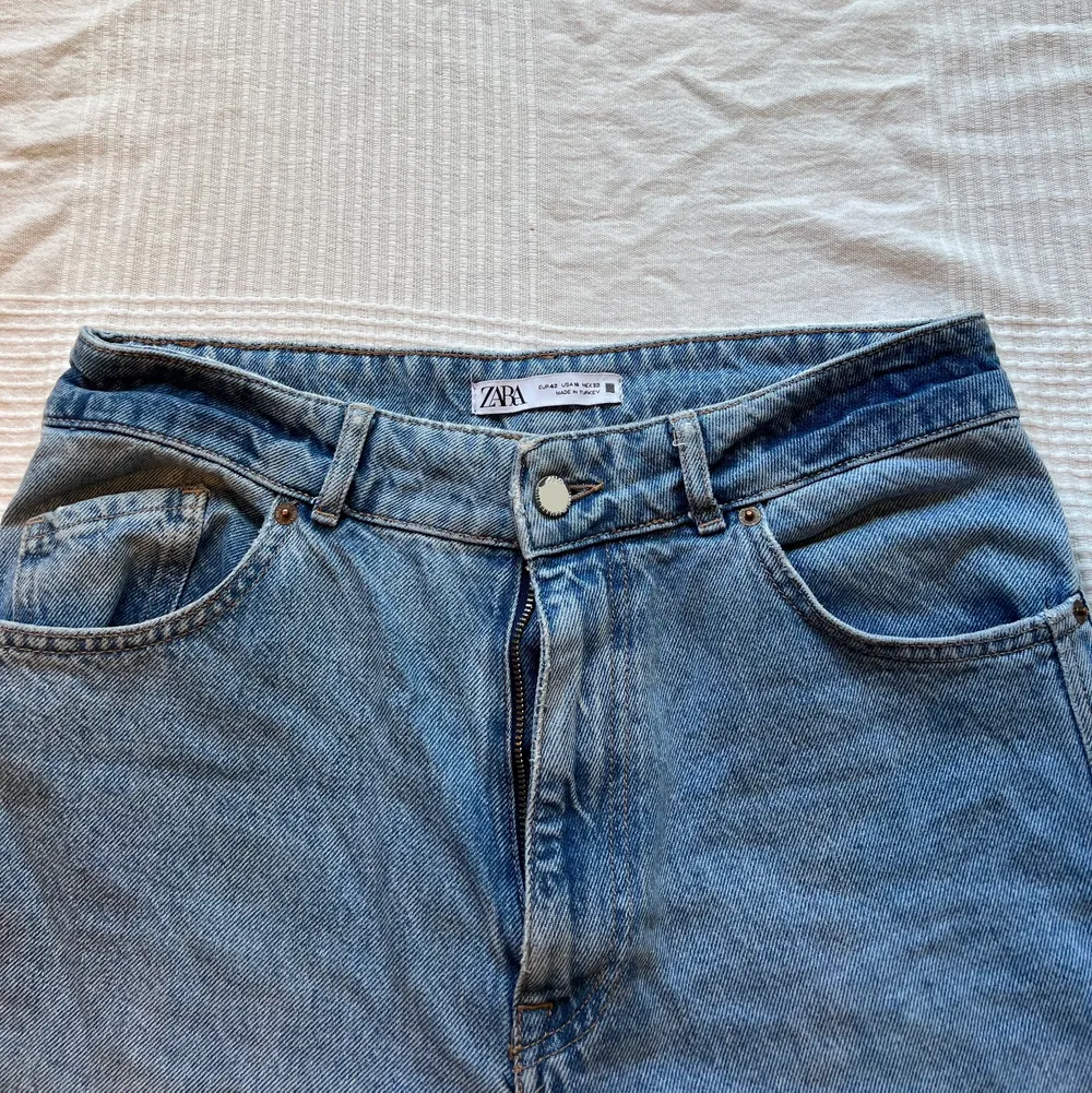 Ljusablå Zara jeans. Byxorna är köpta för 2 år sedan och har en baggy passform, dem är sköna och sitter bra på:) Passar mig som är 176 cm.   Kontakta mig för mer info eller ytterligare bilder💕 Frakt tillkommer!!. Jeans & Byxor.