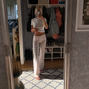 Kostymbyxor  - TRYCK EJ PÅ KÖP DIREKT!!  Jätte fina beigea kostymbyxor i storlek xs, är osäker om jag ska sälja då de är ett par favoriter!! Men buda gärna 