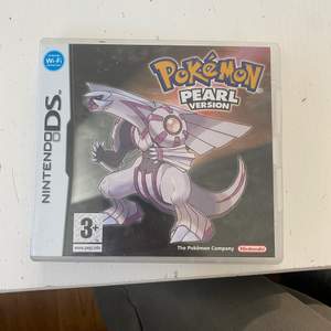 Sällsynt Pokémon spel för Nintendo ds från 2007. Spelet funkar felfritt och allt original förföljer med. Spelet är på engelska 