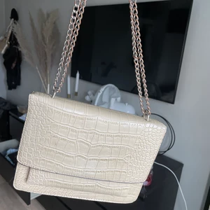 väska - jättefin väska du kan bära på två olika vis. kedjan är lite missfärgad därav priset. 