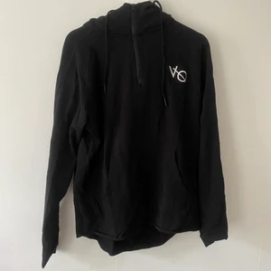 Vanquish Hoodie  - Så snygg, så skön, men utväxt… Kika gärna på allt annat som är utväxt och vil ni ha flera saker så sätter vi ihop paketpriser🌸