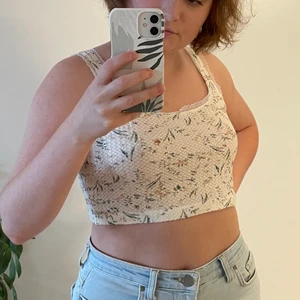 HELT NYTT. Cider blommigt linne - Blommigt linne med söt spetskant, väldigt mjukt och stretchigt material🌿🌼  !!Helt ny!! Nypris: 210kr Säljes pga fel storlek och missade skicka tillbaka i tid. Köpte en ny i rätt storlek som har blivit mkt väl använd😍