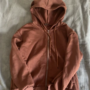 Brun ziphoodie - Brun ziphoodie från shein. Aldrig använd. Frakt tillkommer!