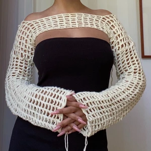 ♡ Virkad bolero ♡ - !Tryck inte på köp nu! Handvirkad bolero i 100 % bomull. Gjorda av mig! Om man har frågor är det bara att skriva! Köparen står för frakt ♡  Denna är tyvärr såld men det kommer mer boleros i andra färger när jag har gjort klart dem, för frågor IG l.m.made